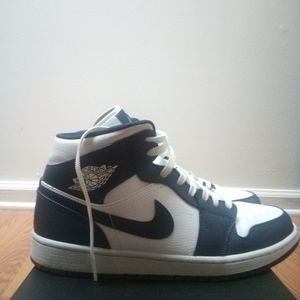 Air Jordan 1 Mid Obsidian